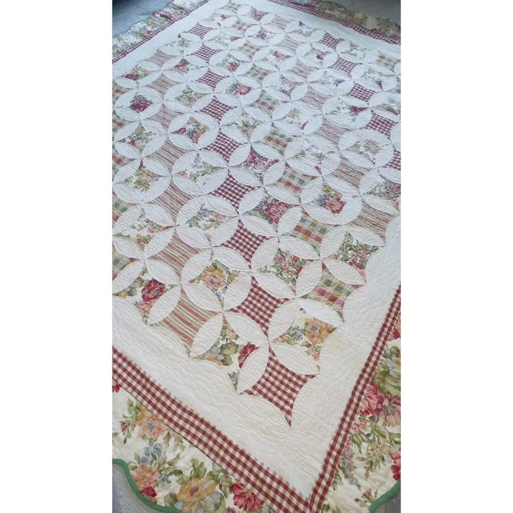 VTG Floral & Reversible Wedding Ring Scalloped Bedspread Quilt 102x83 Multicolor